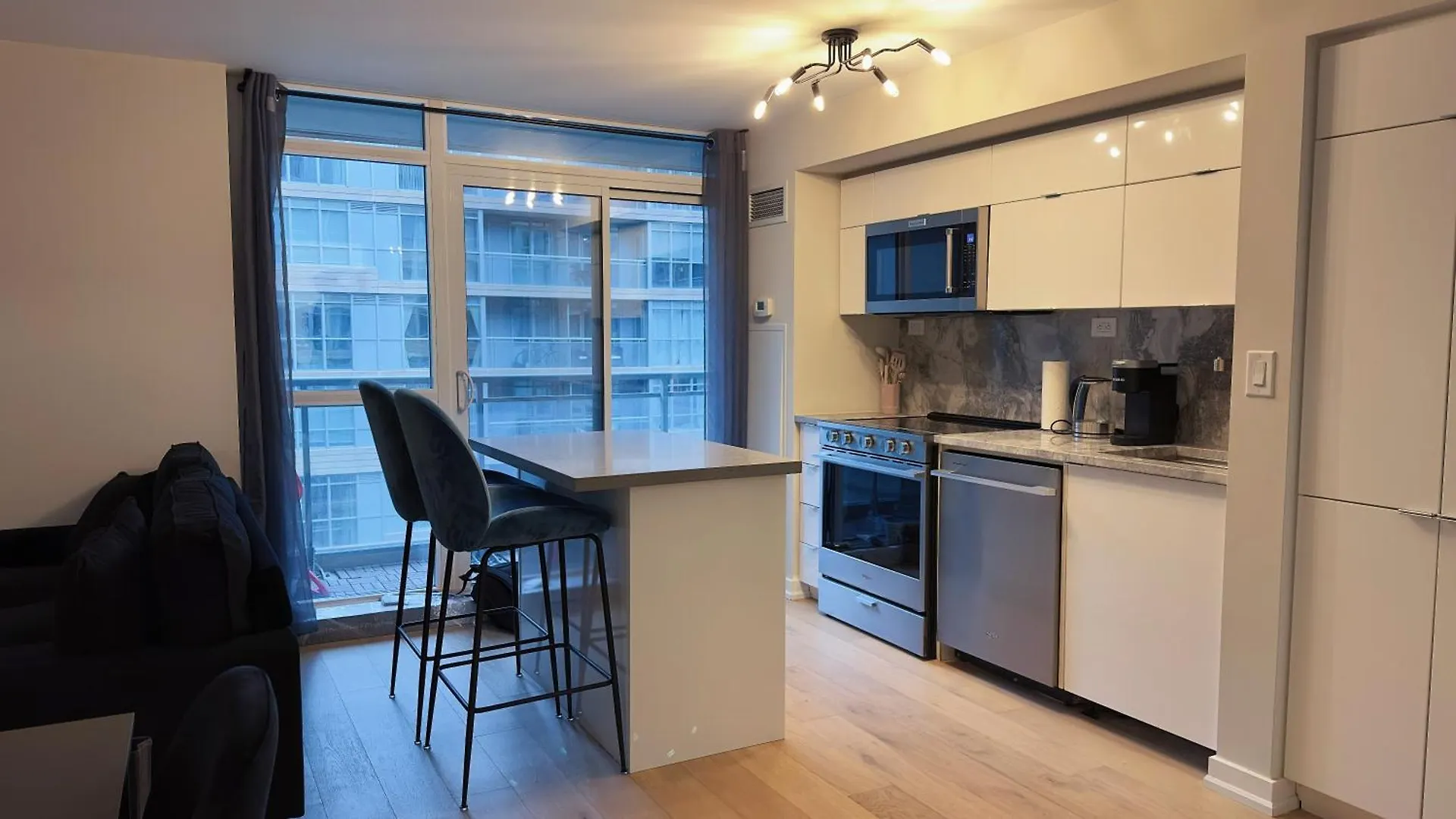Downtown 2 Bedroom Gem With Free Parking Toronto