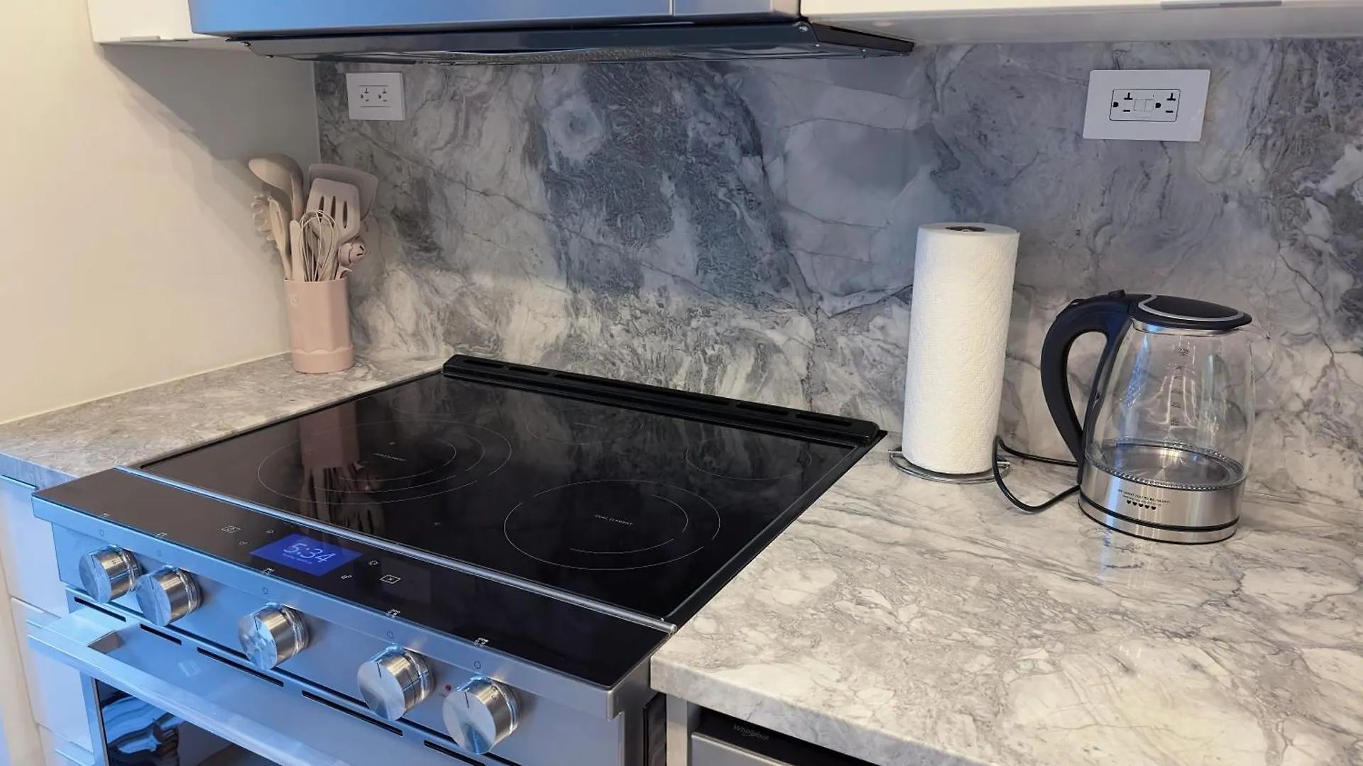 Downtown 2 Bedroom Gem With Free Parking Toronto Apartment