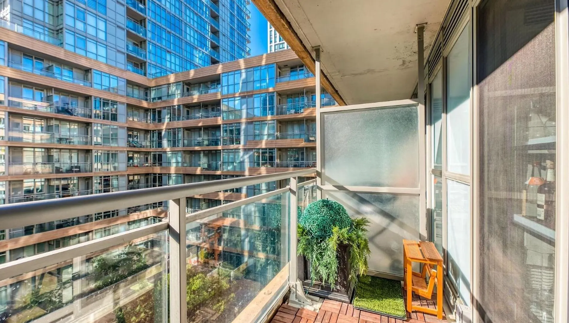 Apartment Downtown 2 Bedroom Gem With Free Parking Toronto Canada