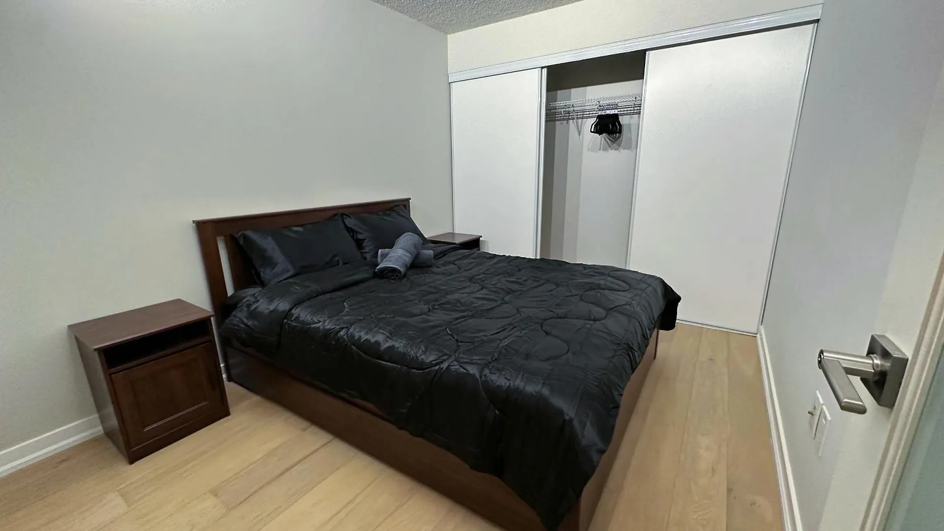 Downtown 2 Bedroom Gem With Free Parking Toronto Canada