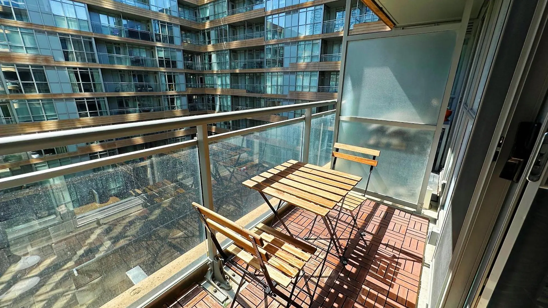 Downtown 2 Bedroom Gem With Free Parking Toronto Apartment