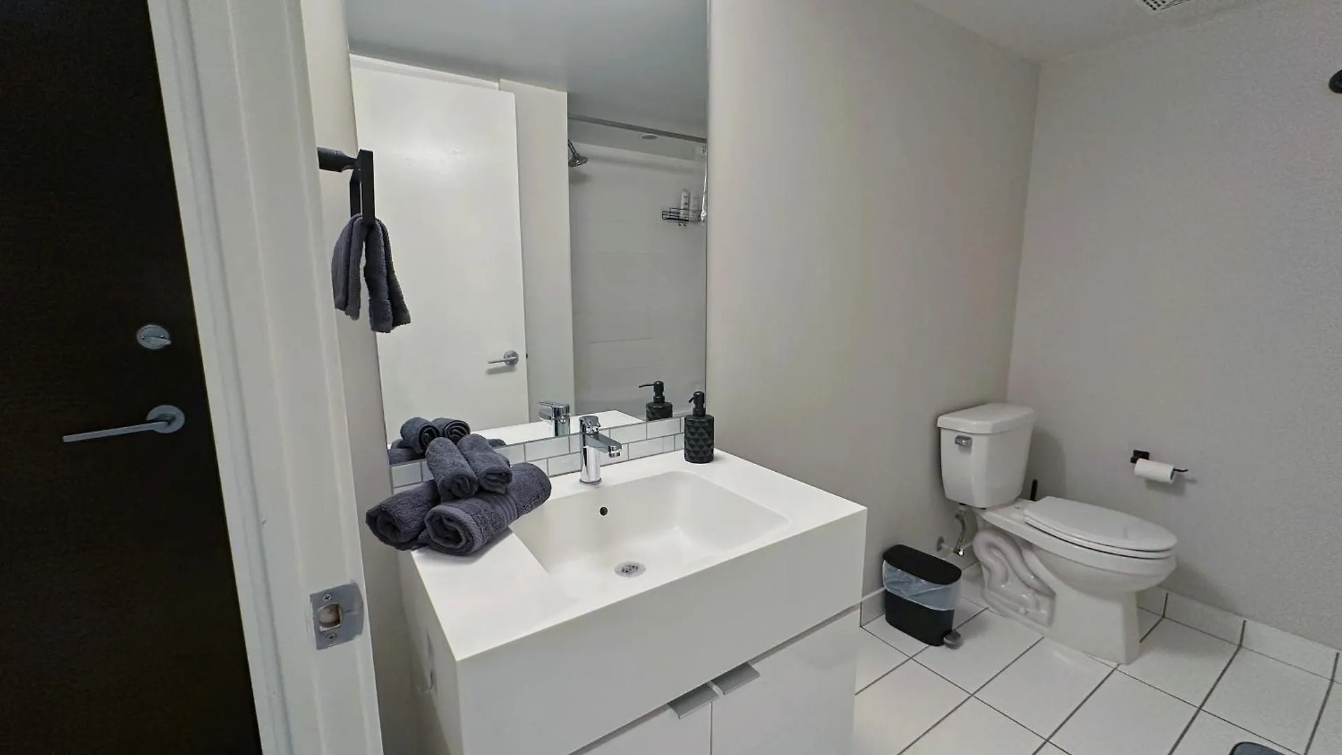 Downtown 2 Bedroom Gem With Free Parking تورونتو شقة